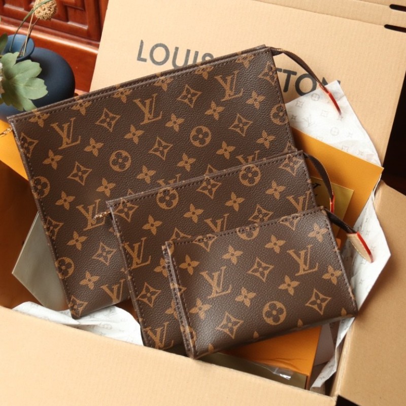 全新
LV Customizable
Trio Toilet Pouch 內襯紅、粉紅 M47195-2