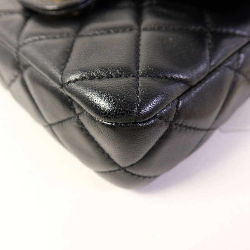 CHANEL 羊皮皮革Mini Flap Bag金扣鏈帶肩背袋-13