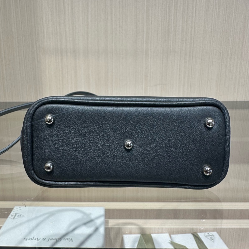 HERMES爱马仕 Bolide Shark 镀钯金属质感 Swift小牛皮 保龄球包包挂饰包周边-5