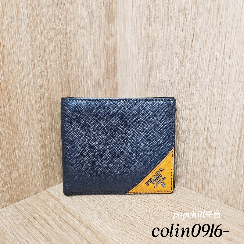 [福利出清❣️] Prada深藍牛皮橘三角Logo短夾-0