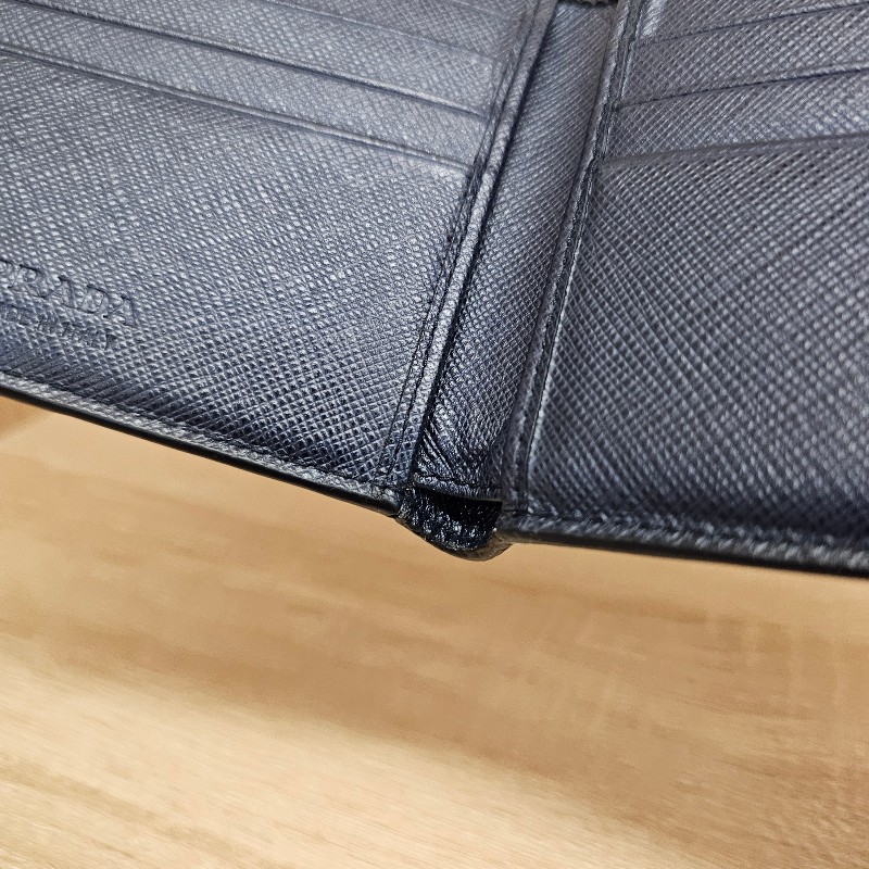 [福利出清❣️] Prada深藍牛皮橘三角Logo短夾-23