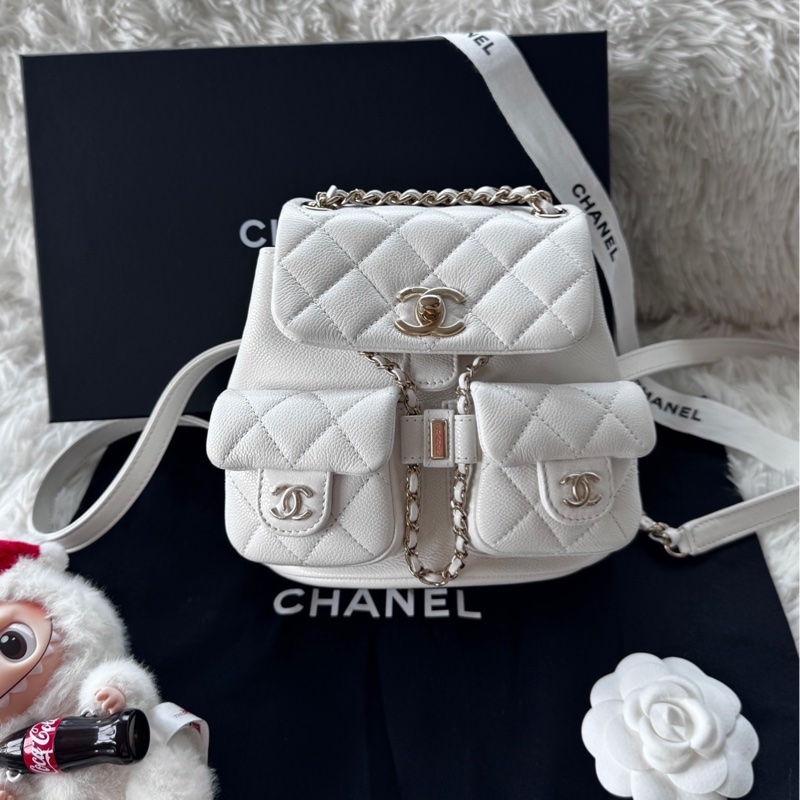 【配件:防塵袋 💕】Chanel 25P duma 小號 青蛙包 雙肩包 背包 白金 白色 金扣 荔枝牛皮-0