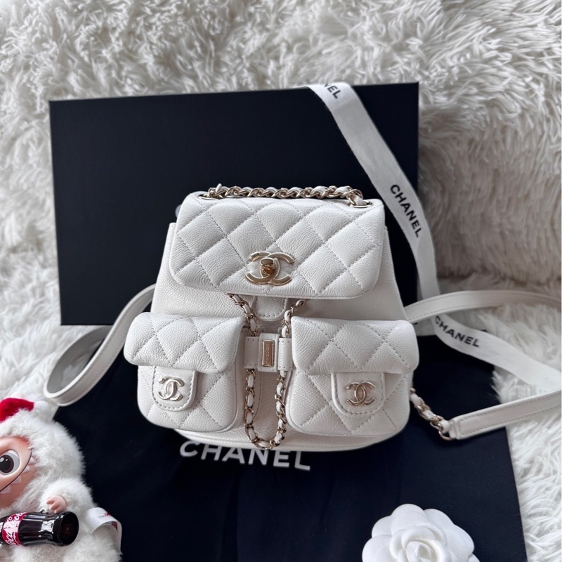 【配件:防塵袋 💕】Chanel 25P duma 小號 青蛙包 雙肩包 背包 白金 白色 金扣 荔枝牛皮-1