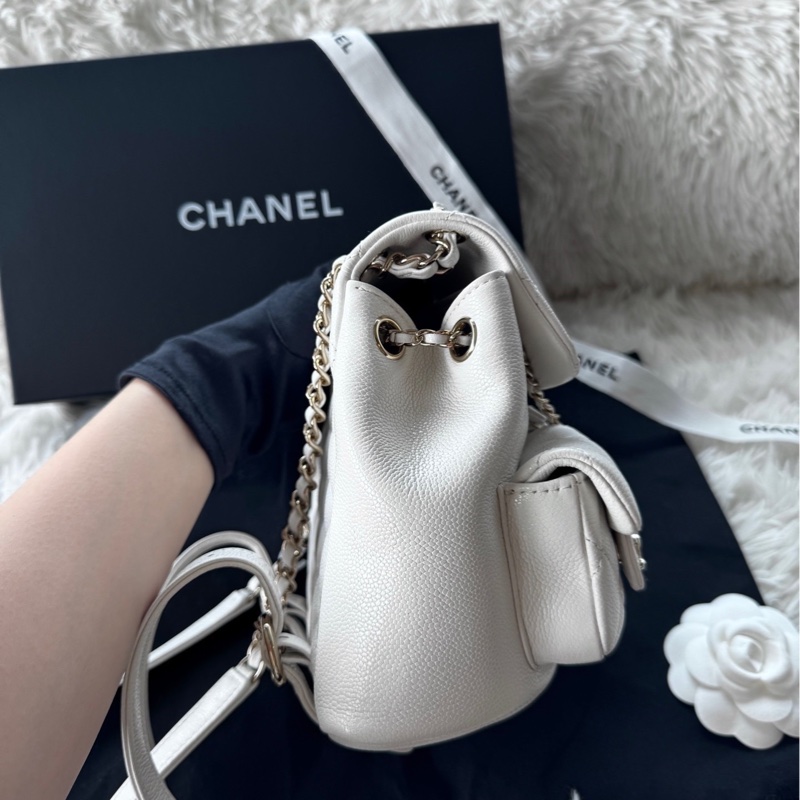 【配件:防塵袋 💕】Chanel 25P duma 小號 青蛙包 雙肩包 背包 白金 白色 金扣 荔枝牛皮-3