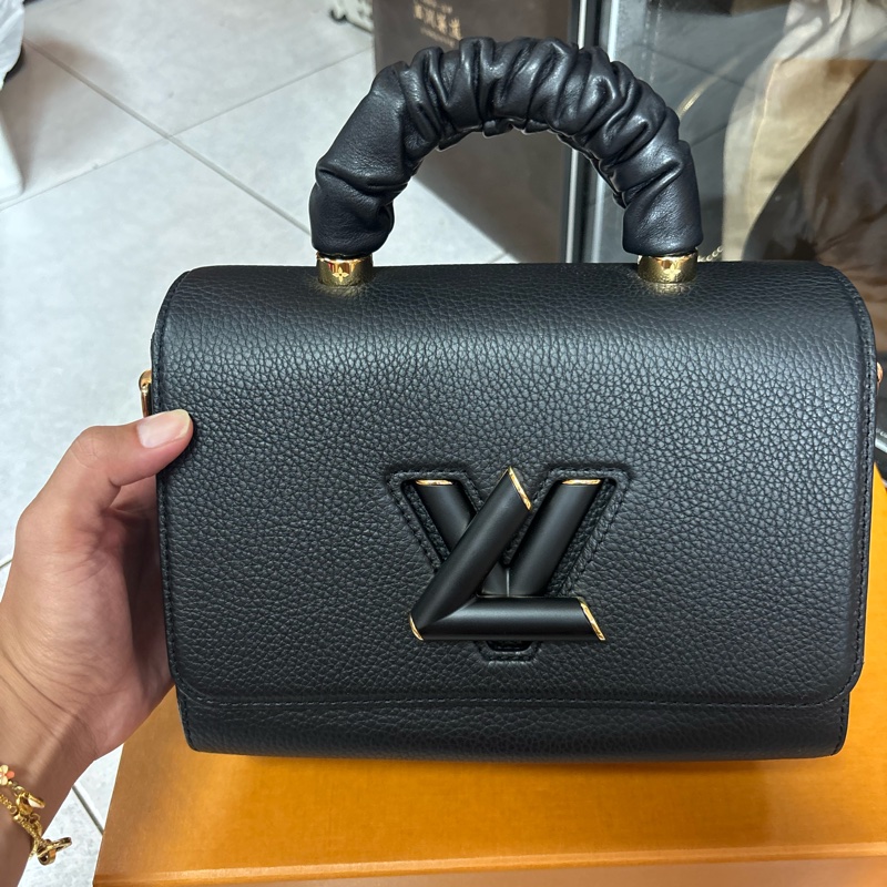 L V黑色旋轉抓皺提把二用手提包-1