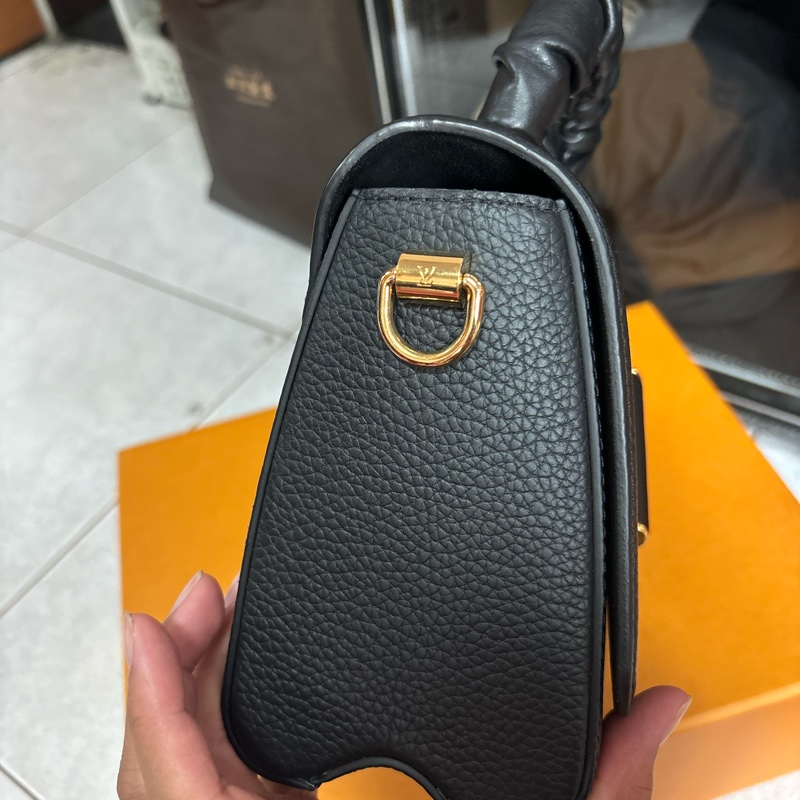 L V黑色旋轉抓皺提把二用手提包-2