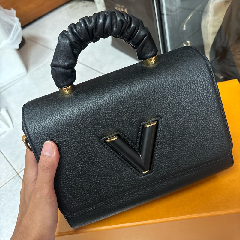 L V黑色旋轉抓皺提把二用手提包-4