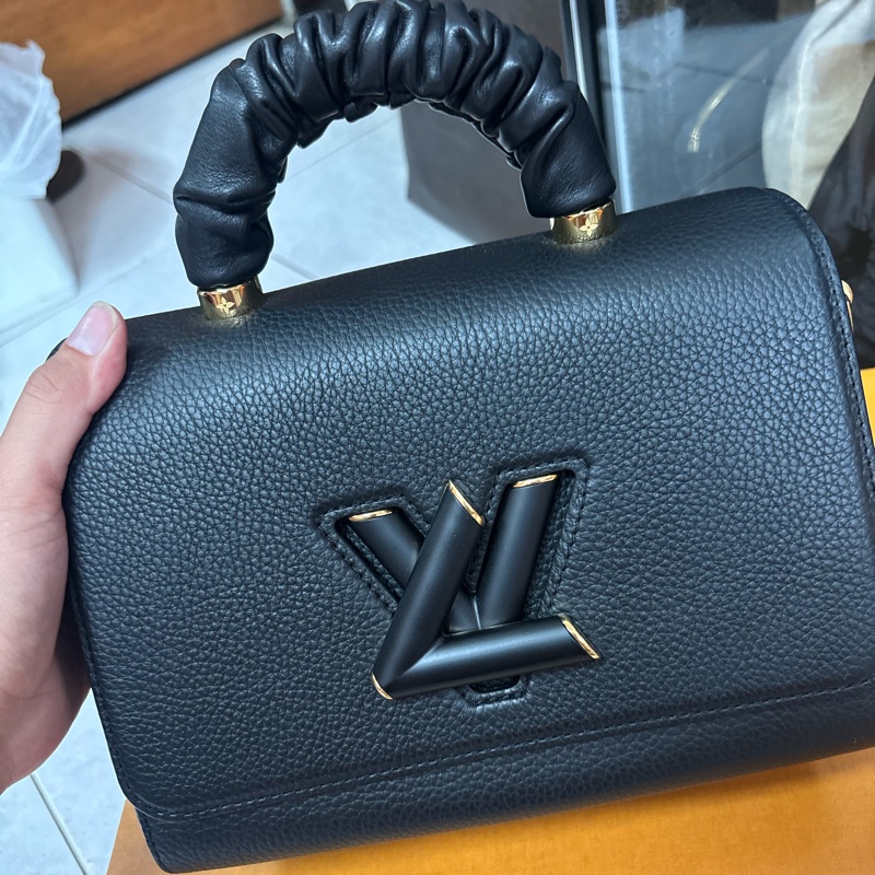 L V黑色旋轉抓皺提把二用手提包-5