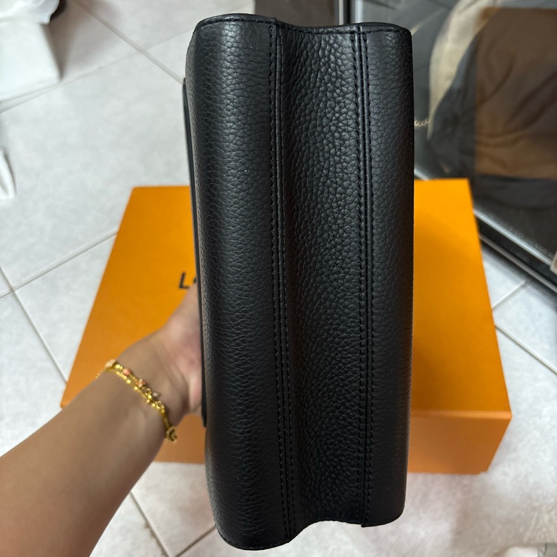 L V黑色旋轉抓皺提把二用手提包-7