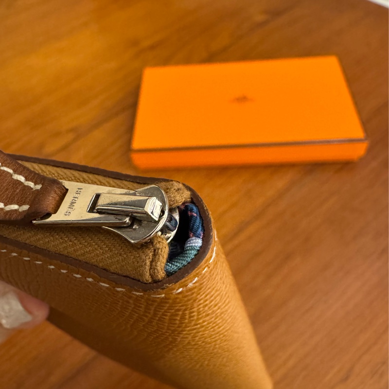 Hermes金棕色內花草圖絲巾長夾-16