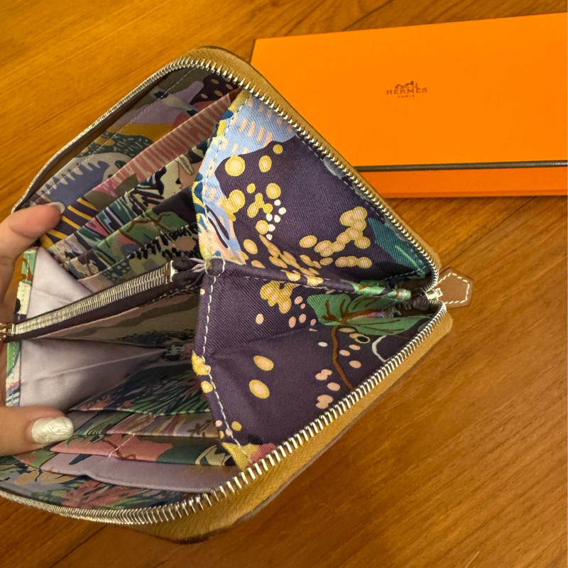 Hermes金棕色內花草圖絲巾長夾-18
