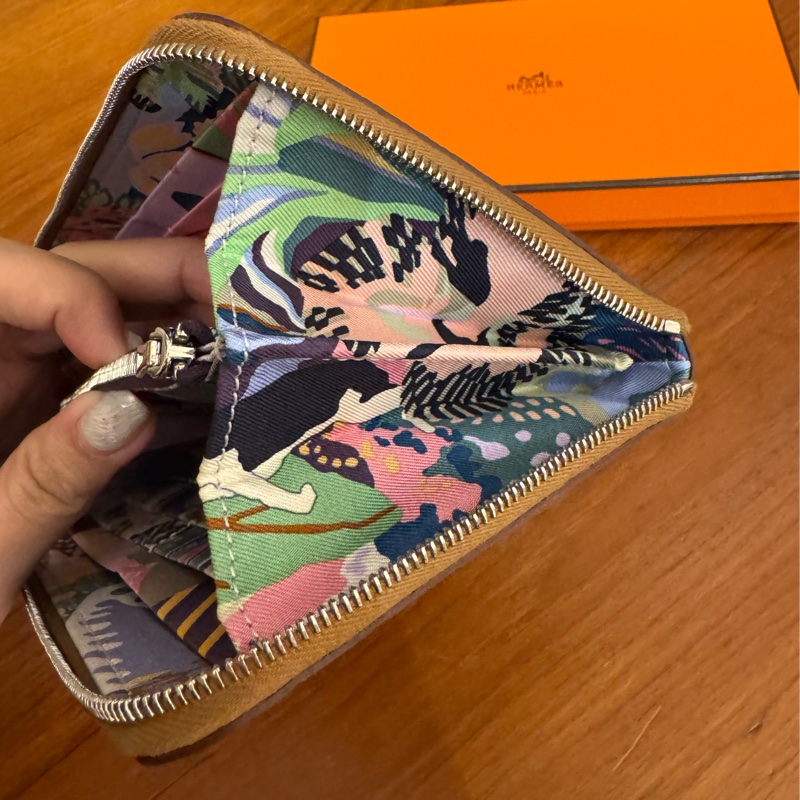 Hermes金棕色內花草圖絲巾長夾-19