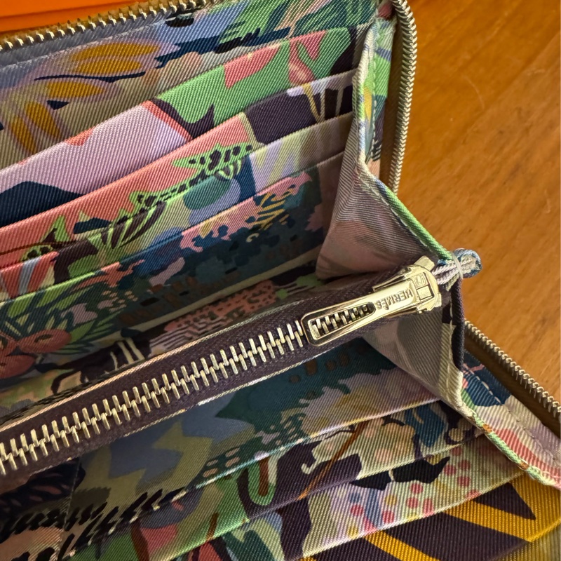 Hermes金棕色內花草圖絲巾長夾-28