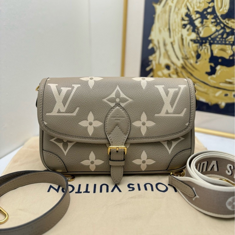 【閒置❤️】 LV Diane法棍包 手提包 牛皮壓紋大象灰 斜挎包-0