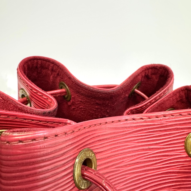 LV 紅色EPI牛皮水波紋水桶包-15