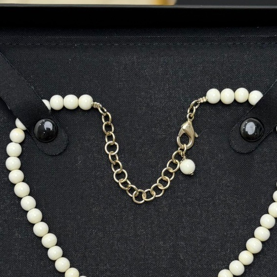 【近新閒置❤️】 Chanel 23A白珠鑲水鑽四葉草雙C項鍊chocker-3