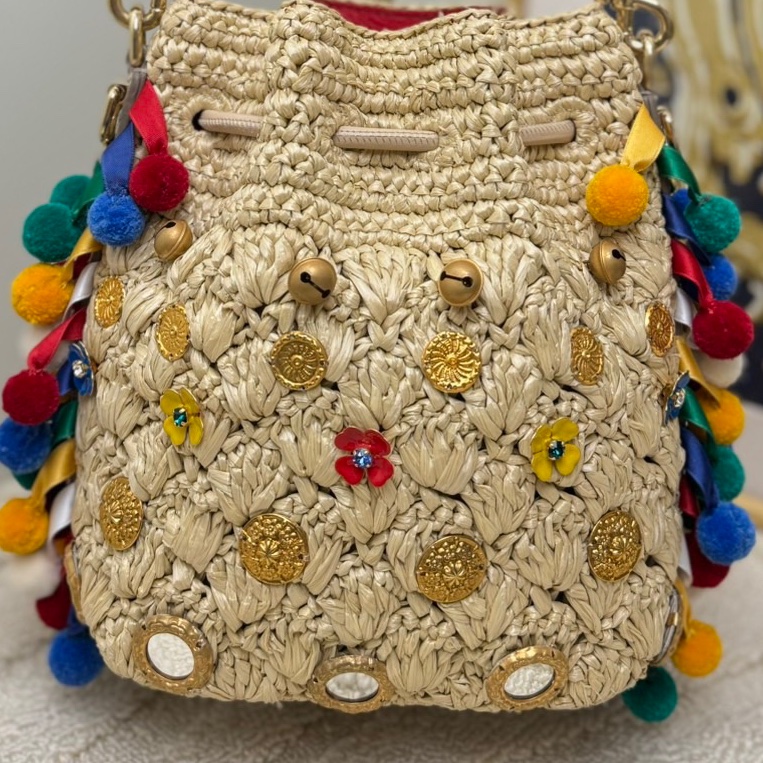 Dolce Gabbana 米白色小水桶編織包毛球裝飾金色五金配件 帶掛飾鏈條 可手提可單肩-3