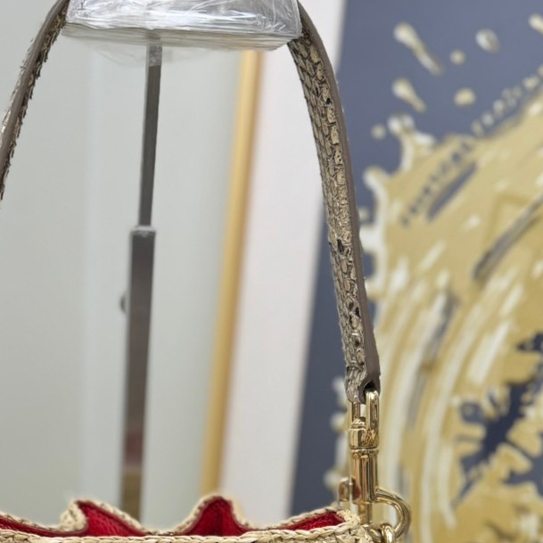 Dolce Gabbana 米白色小水桶編織包毛球裝飾金色五金配件 帶掛飾鏈條 可手提可單肩-4