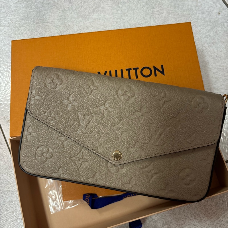 L V灰色手拿斜背包-0