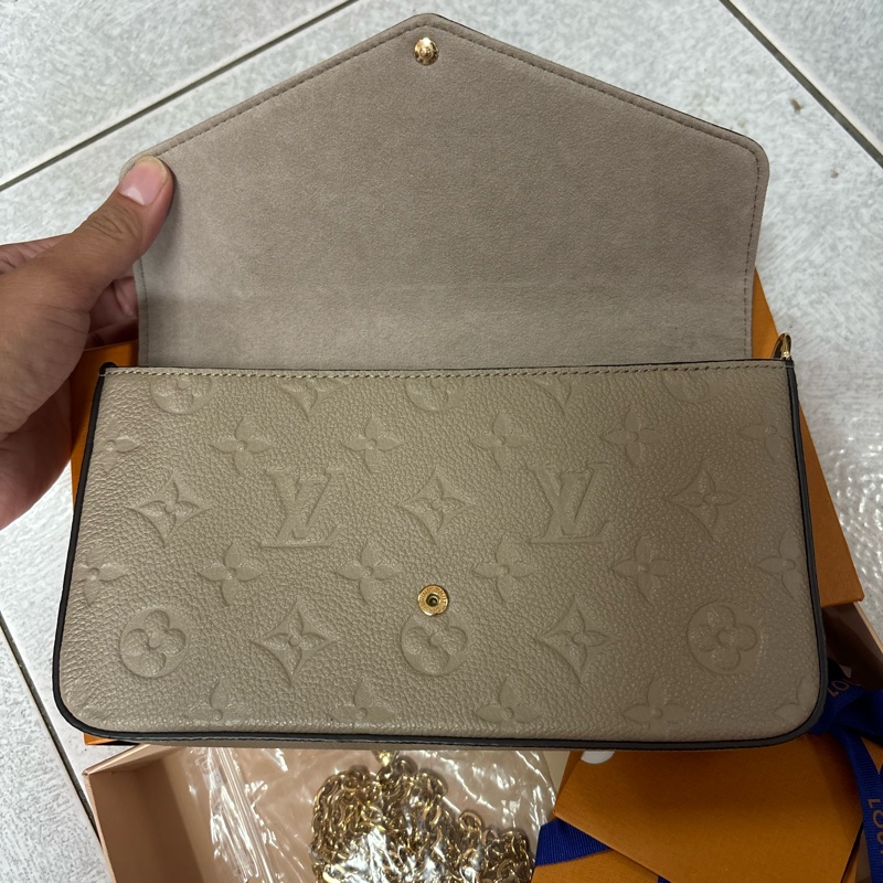 L V灰色手拿斜背包-1