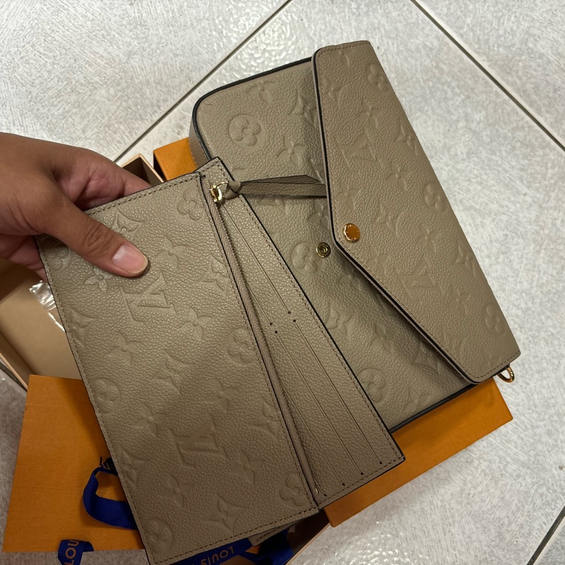 L V灰色手拿斜背包-2