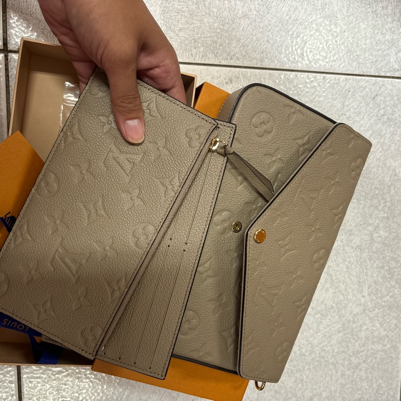 L V灰色手拿斜背包-3