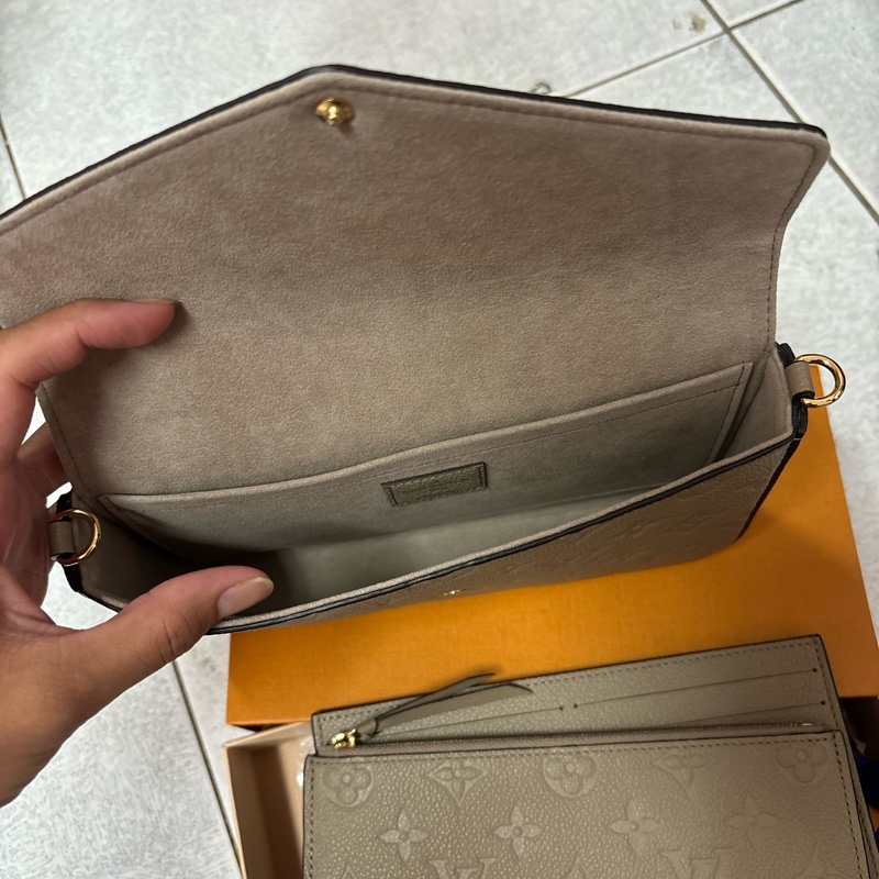 L V灰色手拿斜背包-4