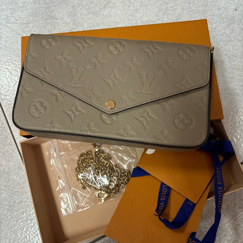 L V灰色手拿斜背包-5