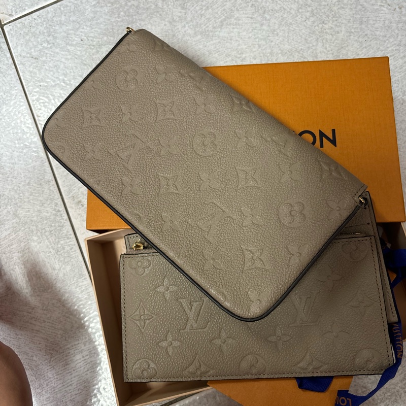 L V灰色手拿斜背包-6