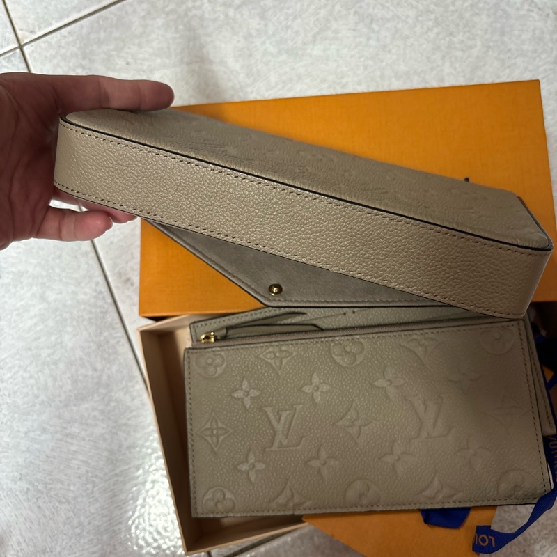 L V灰色手拿斜背包-7