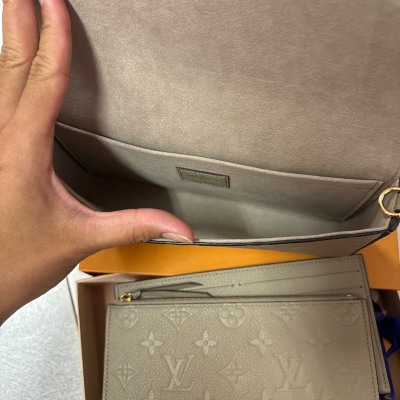 L V灰色手拿斜背包-8