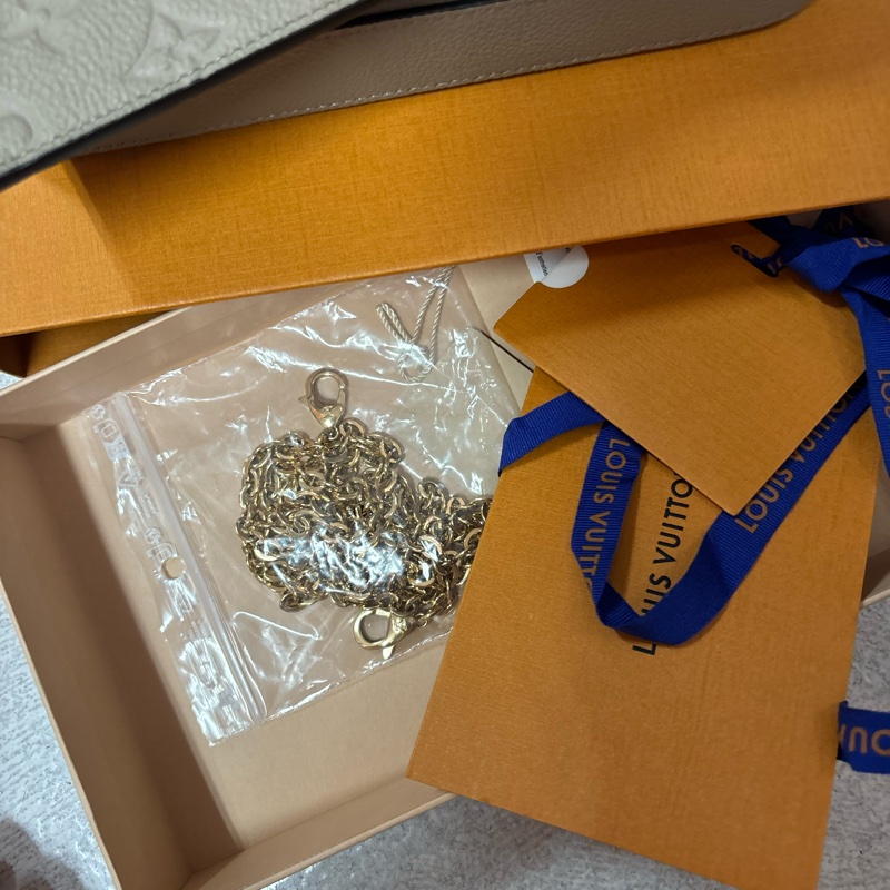 L V灰色手拿斜背包-9