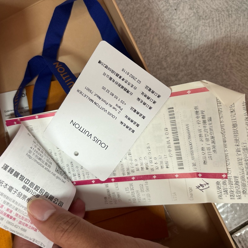 L V灰色手拿斜背包-10