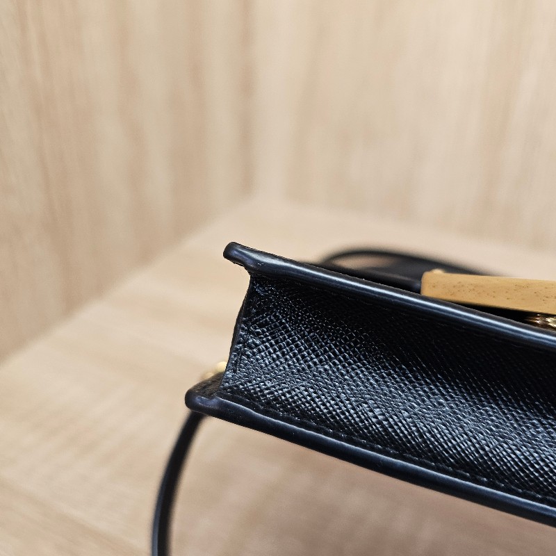 [質感好物❣️現省2萬] Prada黑防刮皮Mini斜背卡包-5