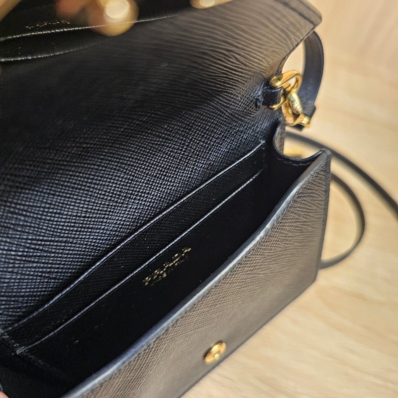 [質感好物❣️現省2萬] Prada黑防刮皮Mini斜背卡包-11