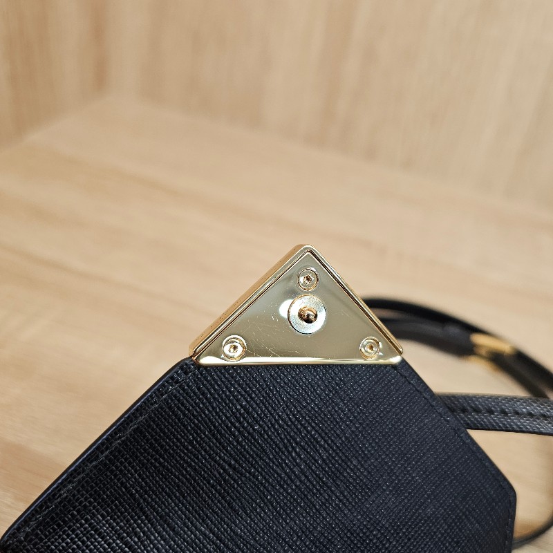 [質感好物❣️現省2萬] Prada黑防刮皮Mini斜背卡包-15