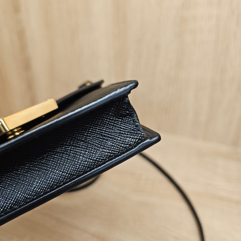 [質感好物❣️現省2萬] Prada黑防刮皮Mini斜背卡包-16