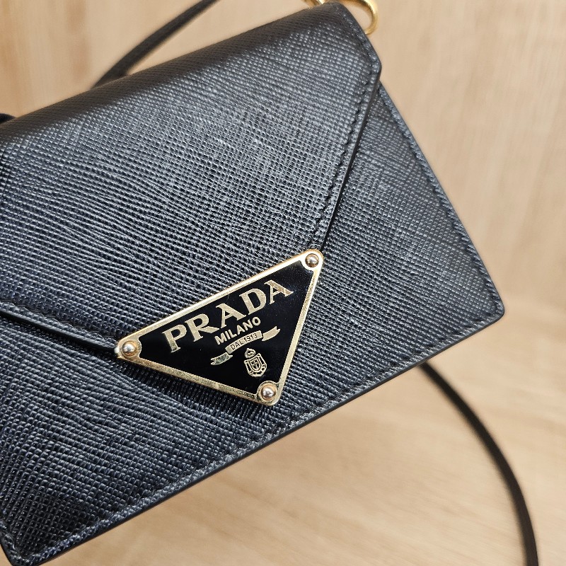 [質感好物❣️現省2萬] Prada黑防刮皮Mini斜背卡包-18