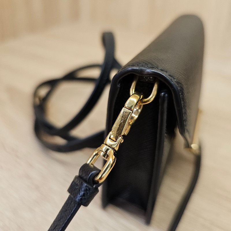 [質感好物❣️現省2萬] Prada黑防刮皮Mini斜背卡包-19