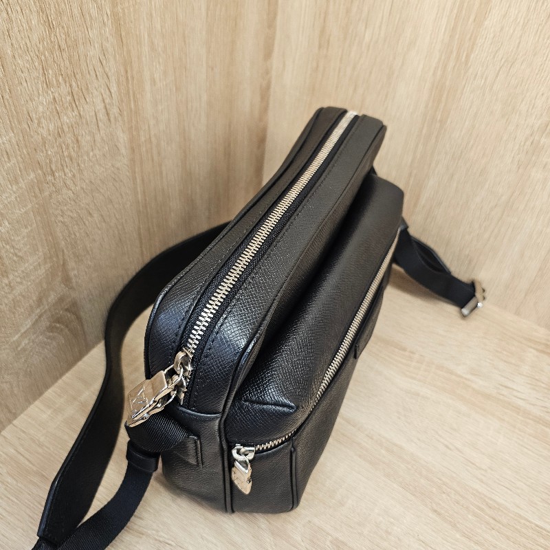 [男生好物❣️] LV 黑Taiga牛皮OutDoor拉鏈斜背郵差包-2