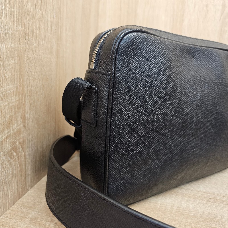 [男生好物❣️] LV 黑Taiga牛皮OutDoor拉鏈斜背郵差包-4