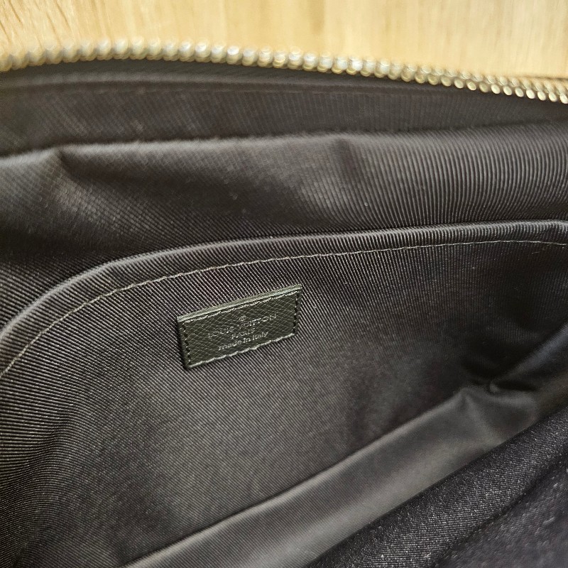 [男生好物❣️] LV 黑Taiga牛皮OutDoor拉鏈斜背郵差包-16