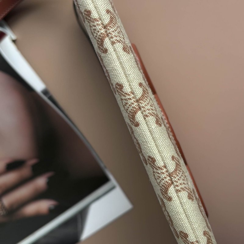 ::CELINE:: CUIR TRIOMPHE小號收納袋 手拿包 萬用包 化妝包-11