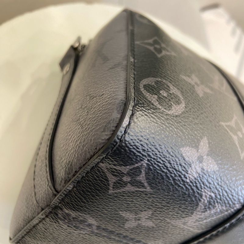 Lv keepall27 黑武士男士斜挎包-8