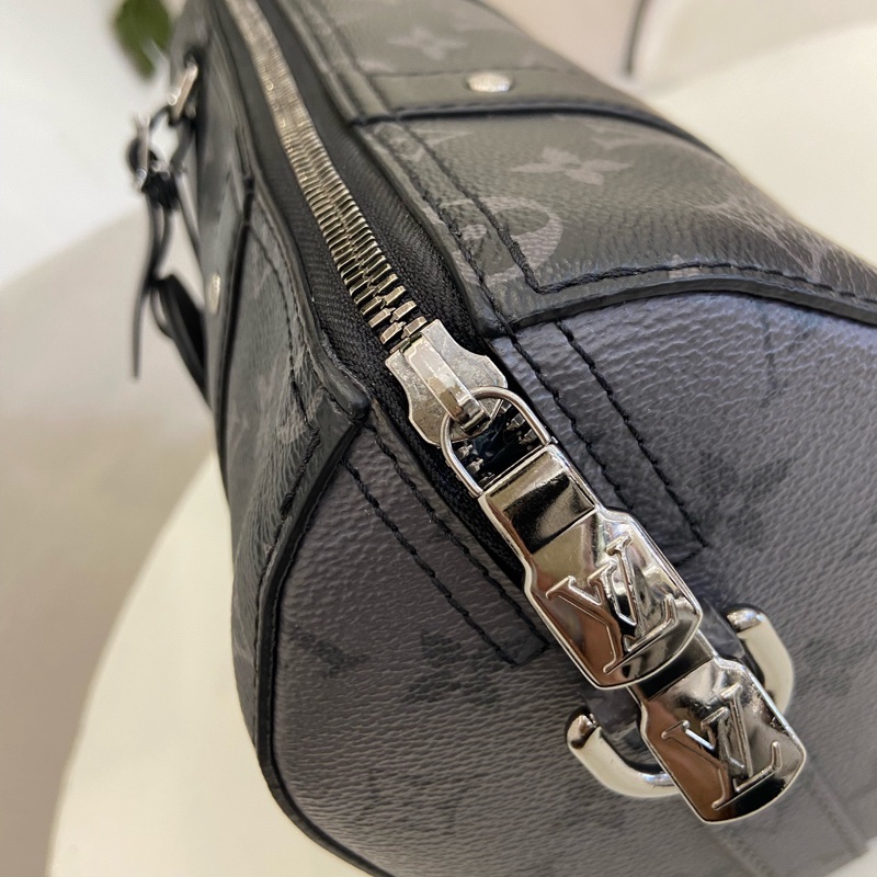 Lv keepall27 黑武士男士斜挎包-9