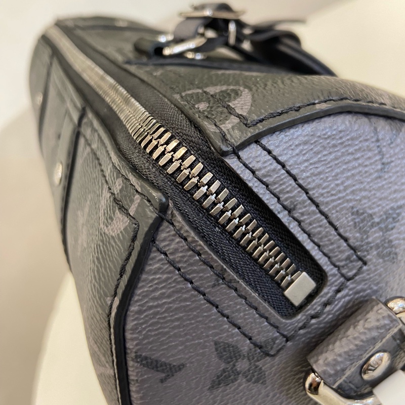 Lv keepall27 黑武士男士斜挎包-10