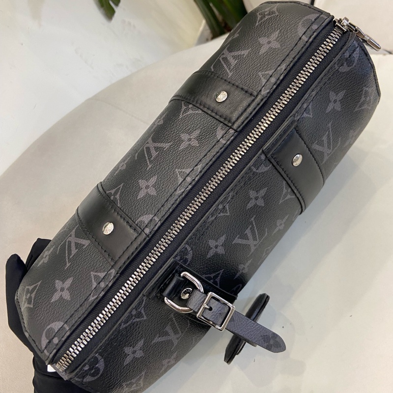 Lv keepall27 黑武士男士斜挎包-11
