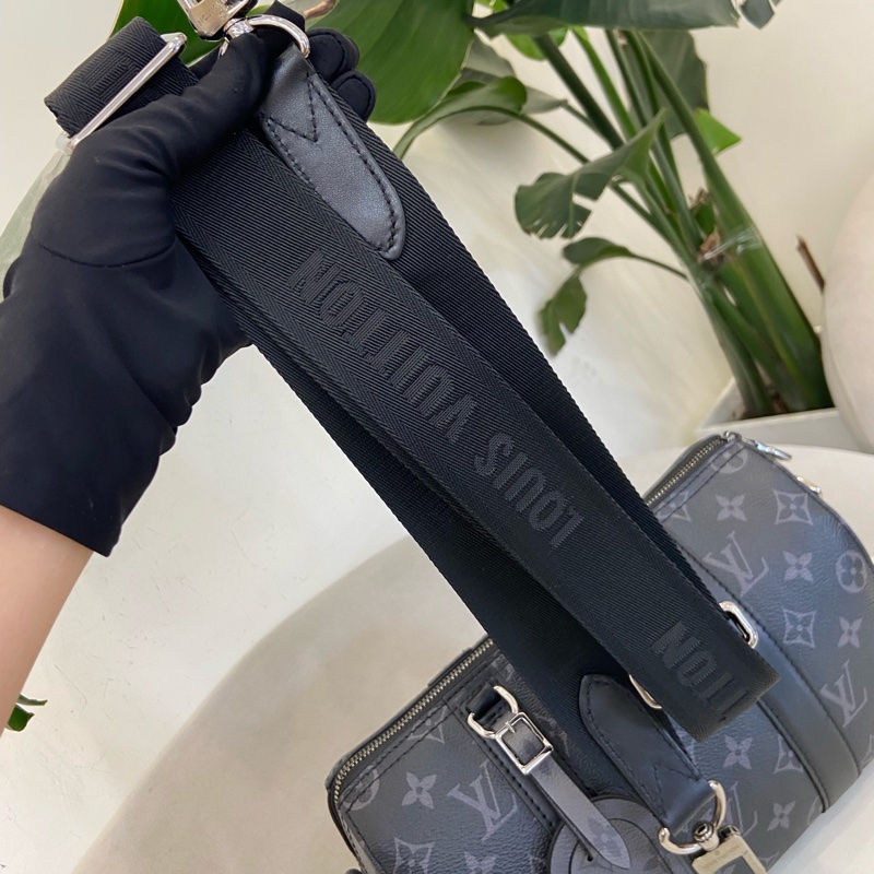 Lv keepall27 黑武士男士斜挎包-14