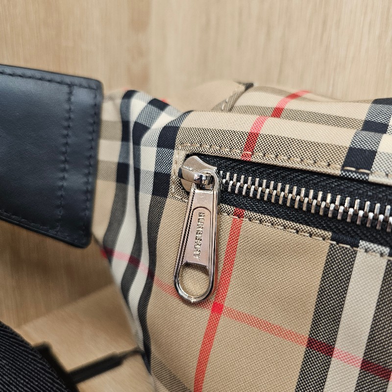 [品況新甜價❣️] Burberry經典格紋帆布拉鏈胸口腰包-19