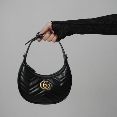 Gucci Marmont 衍縫小牛皮手提/斜背彎月包(699514-黑)